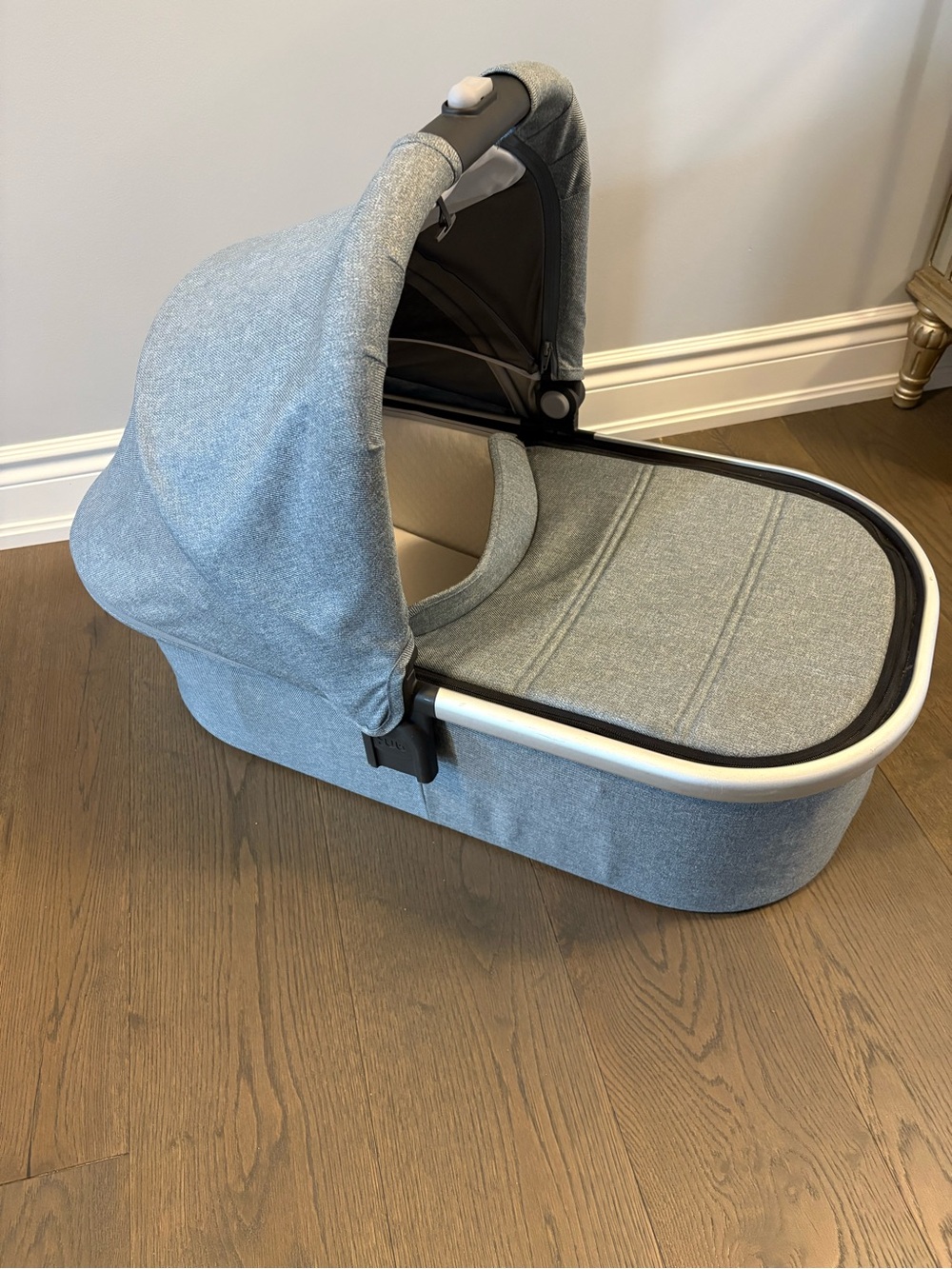 Uppababy V2 gray bassinet very good condition